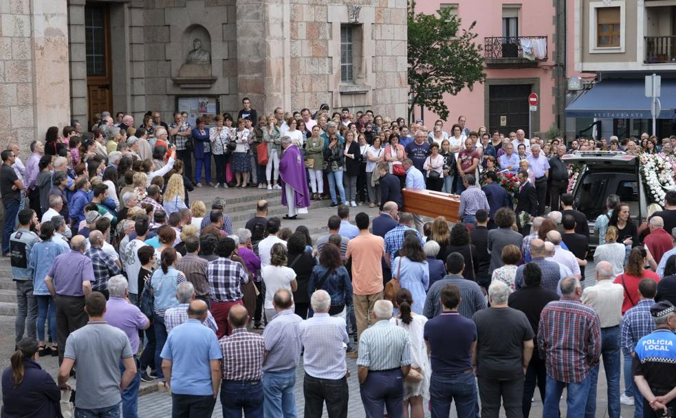 Muchas personas se acercaron hasta la iglesia de Cangas de Onís para acompañar a los familiares de la joven fallecida. 