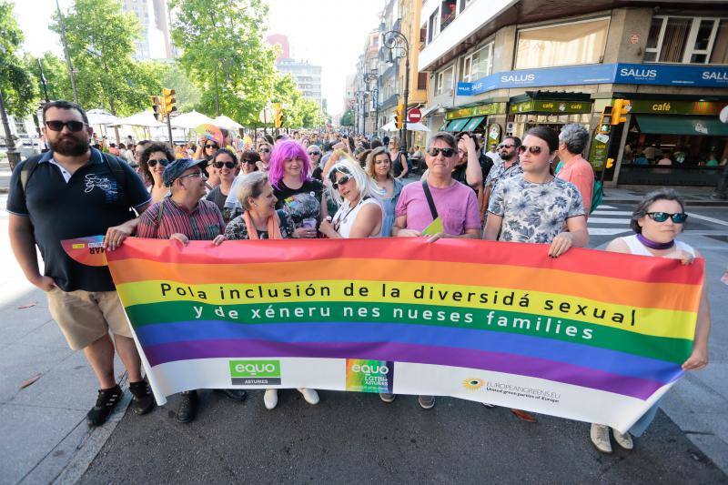 La manifestación del Orgullo, que reunió a cientos de personas, reclamó la urgente tramitación de una ley para proteger a las personas transexuales