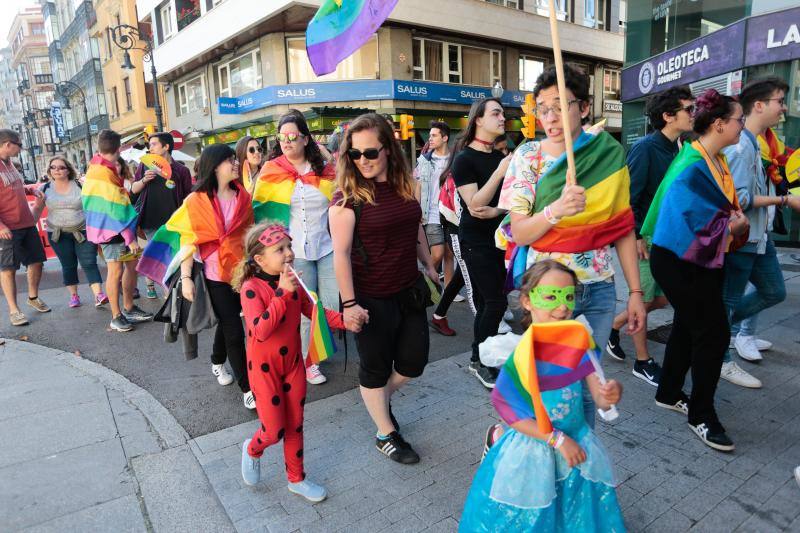 La manifestación del Orgullo, que reunió a cientos de personas, reclamó la urgente tramitación de una ley para proteger a las personas transexuales