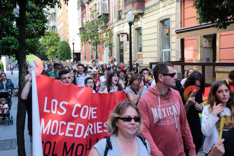 La manifestación del Orgullo, que reunió a cientos de personas, reclamó la urgente tramitación de una ley para proteger a las personas transexuales