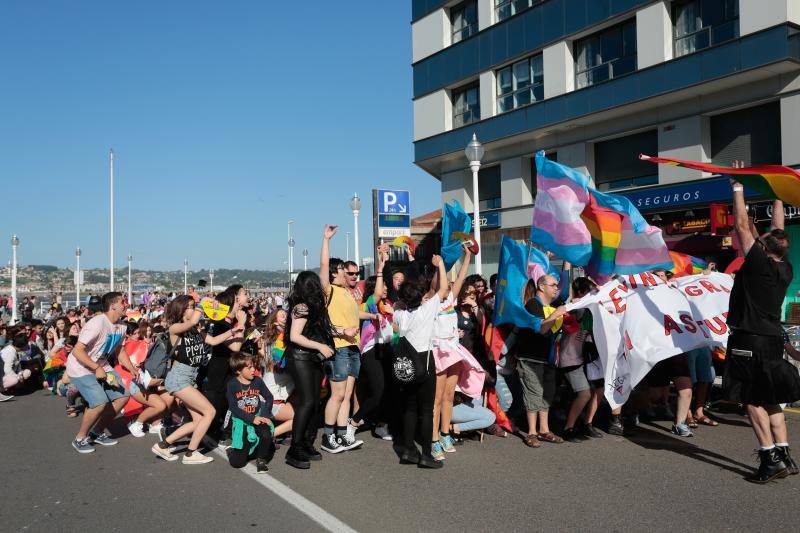 La manifestación del Orgullo, que reunió a cientos de personas, reclamó la urgente tramitación de una ley para proteger a las personas transexuales