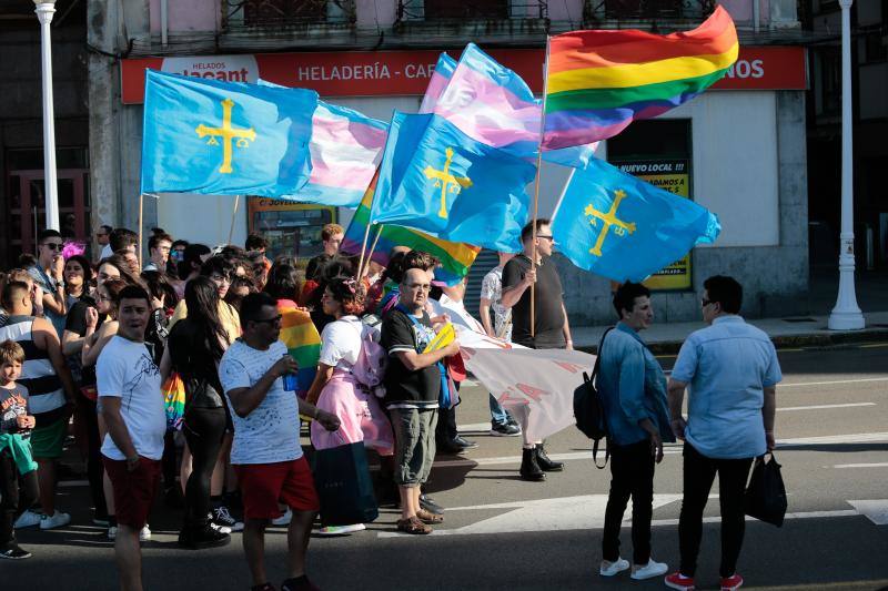 La manifestación del Orgullo, que reunió a cientos de personas, reclamó la urgente tramitación de una ley para proteger a las personas transexuales