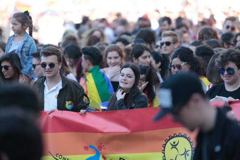 La manifestación del Orgullo, que reunió a cientos de personas, reclamó la urgente tramitación de una ley para proteger a las personas transexuales