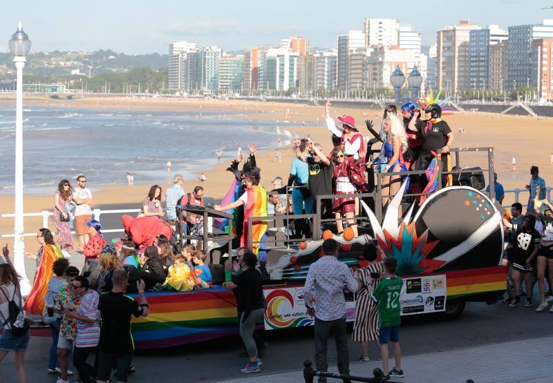 La manifestación del Orgullo, que reunió a cientos de personas, reclamó la urgente tramitación de una ley para proteger a las personas transexuales