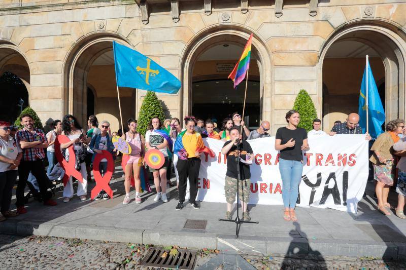 La manifestación del Orgullo, que reunió a cientos de personas, reclamó la urgente tramitación de una ley para proteger a las personas transexuales