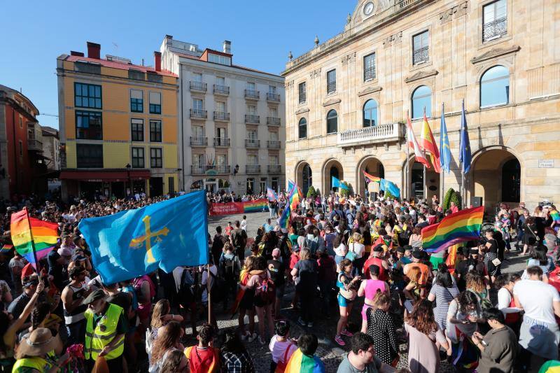 La manifestación del Orgullo, que reunió a cientos de personas, reclamó la urgente tramitación de una ley para proteger a las personas transexuales