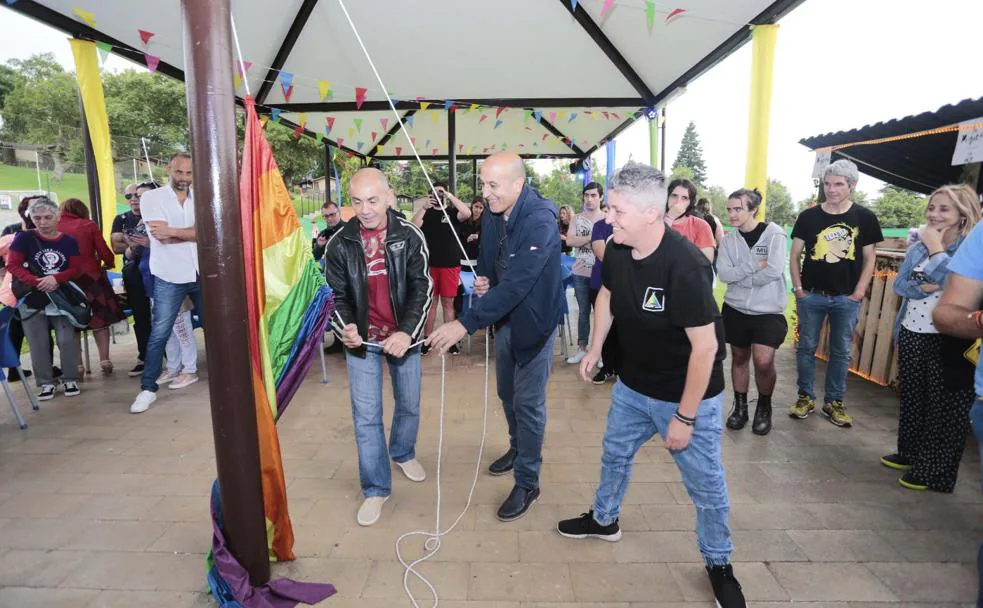 Los socios fundadores de Xega izan la bandera arcoíris. 