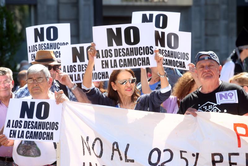 Más de 300 personas han protestado en Oviedo para denunciar la situación en la que se encuentran algunas familias del poblado minero de La Camocha, amenazadas por los desahucios. 