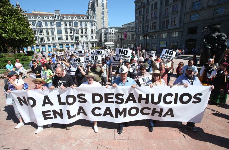 Más de 300 personas han protestado en Oviedo para denunciar la situación en la que se encuentran algunas familias del poblado minero de La Camocha, amenazadas por los desahucios. 