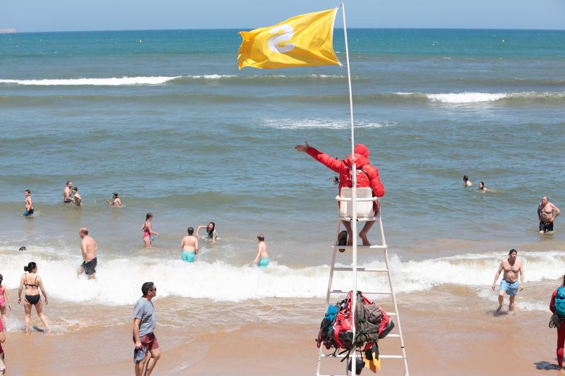 Miles de personas disfrutan del primer fin de semana del verano en las playas de Asturias. Arenales como San Lorenzo, en Gijón, o Rodiles, en Villaviciosa, están a rebosar. 