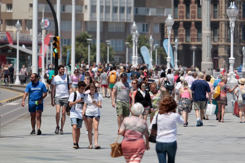 Miles de personas disfrutan del primer fin de semana del verano en las playas de Asturias. Arenales como San Lorenzo, en Gijón, o Rodiles, en Villaviciosa, están a rebosar. 