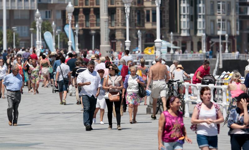 Miles de personas disfrutan del primer fin de semana del verano en las playas de Asturias. Arenales como San Lorenzo, en Gijón, o Rodiles, en Villaviciosa, están a rebosar. 