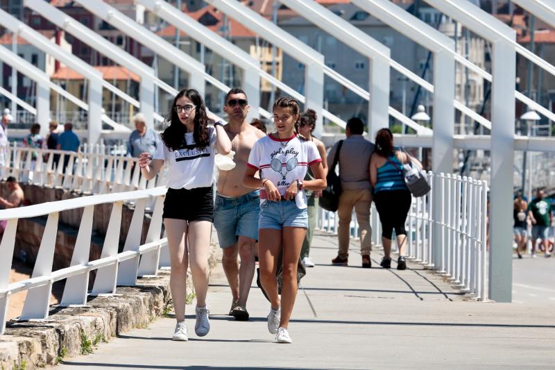 Miles de personas disfrutan del primer fin de semana del verano en las playas de Asturias. Arenales como San Lorenzo, en Gijón, o Rodiles, en Villaviciosa, están a rebosar. 