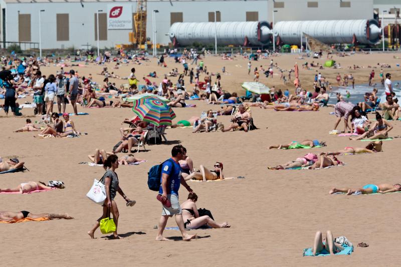 Miles de personas disfrutan del primer fin de semana del verano en las playas de Asturias. Arenales como San Lorenzo, en Gijón, o Rodiles, en Villaviciosa, están a rebosar. 