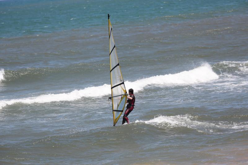 Miles de personas disfrutan del primer fin de semana del verano en las playas de Asturias. Arenales como San Lorenzo, en Gijón, o Rodiles, en Villaviciosa, están a rebosar. 