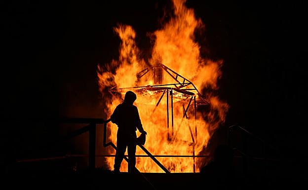 Una de las hogueras realizados ayer. 