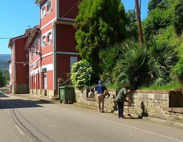 Los vecinos limpian las calles de Soto de Luiña. 