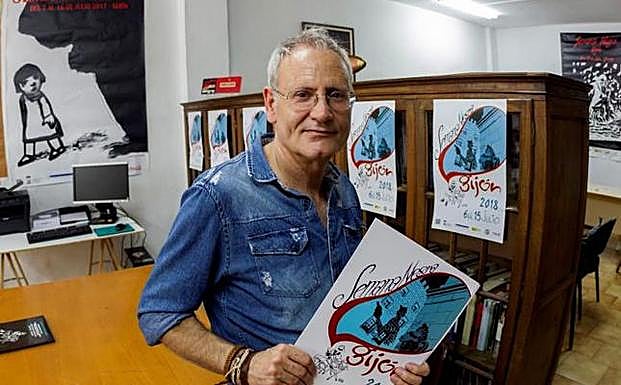 El director de contenidos del festival, Ángel de la Calle, muestra el cartel de la edición de este año. 