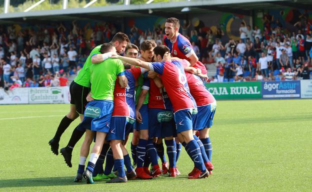 Los jugadores del Langreo celebra el ascenso a Segunda B.