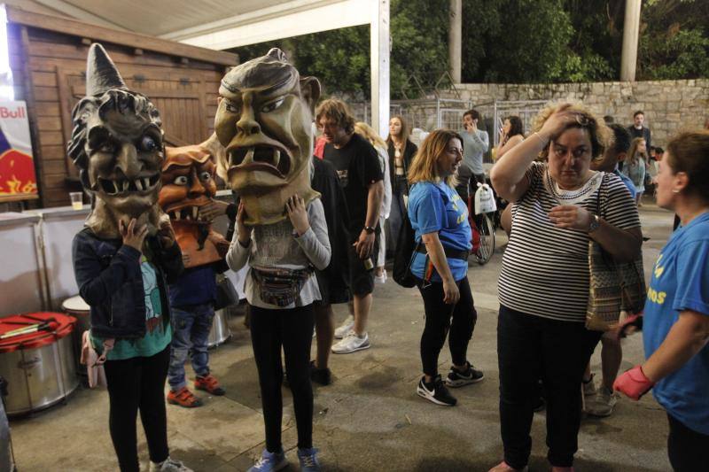 Fotos: La noche de San Juan ilumina Gijón