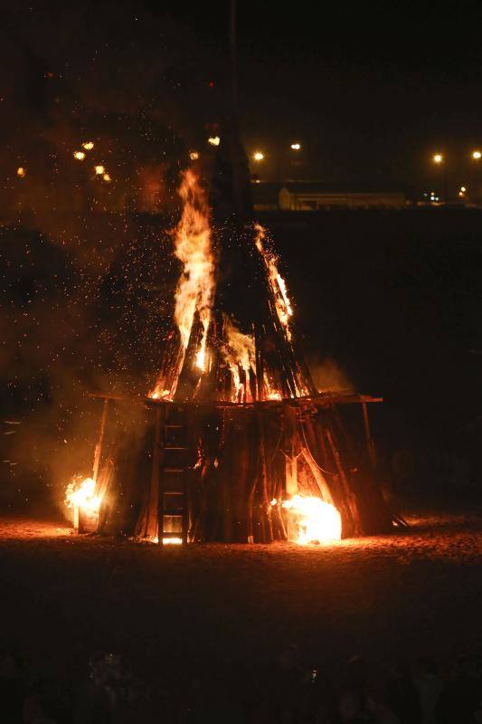 Fotos: La noche de San Juan ilumina Gijón