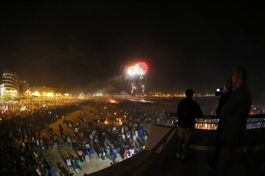 Fotos: La noche de San Juan ilumina Gijón