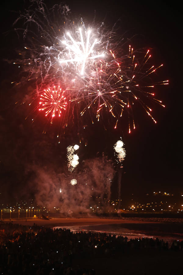 Fotos: La noche de San Juan ilumina Gijón