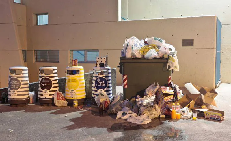 La fiesta de San Juan ha dejado toneladas de basura en la playa de Poniente. Desde antes del amanecer, operarios de Emulsa trabajan en la recogida de los residuos para dejar listo el arenal para un nuevo día de pleno verano.