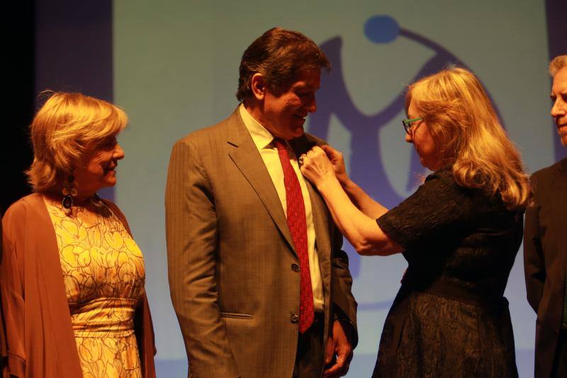 El presidente del Gobierno asturiano, Javier Fernández, recibe la medalla de oro que otorga la organización 'Mierenses en el mundo'