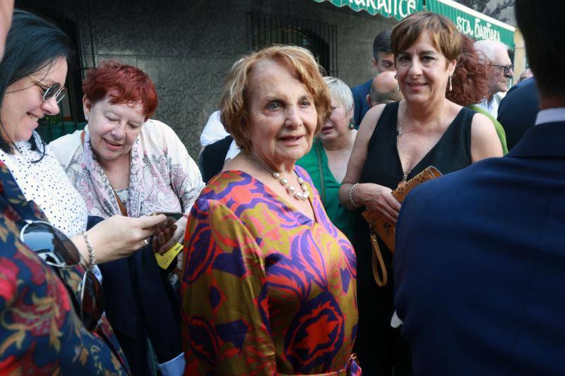 El presidente del Gobierno asturiano, Javier Fernández, recibe la medalla de oro que otorga la organización 'Mierenses en el mundo'