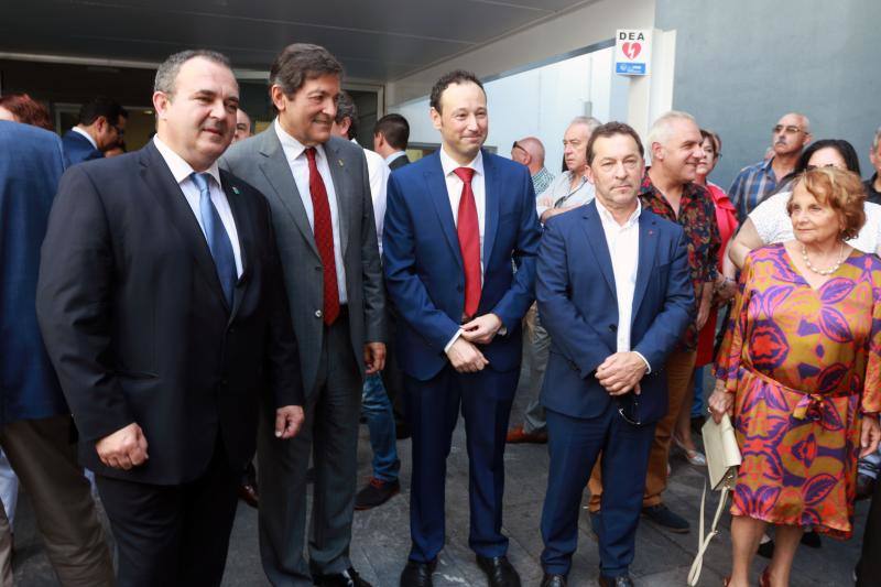 El presidente del Gobierno asturiano, Javier Fernández, recibe la medalla de oro que otorga la organización 'Mierenses en el mundo'