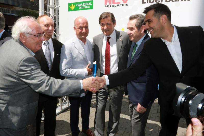 El presidente del Gobierno asturiano, Javier Fernández, recibe la medalla de oro que otorga la organización 'Mierenses en el mundo'