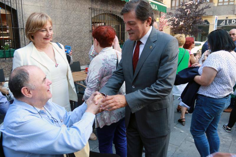 El presidente del Gobierno asturiano, Javier Fernández, recibe la medalla de oro que otorga la organización 'Mierenses en el mundo'