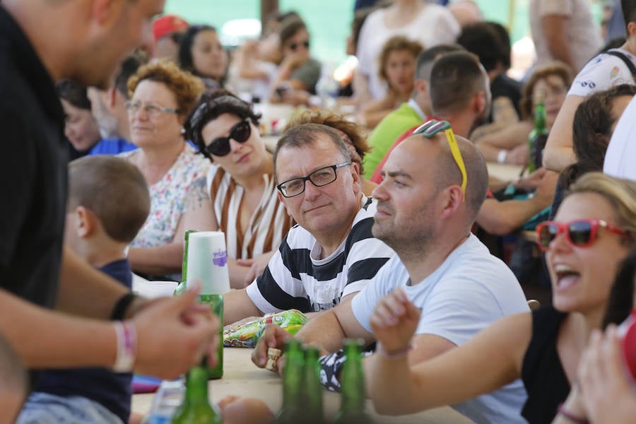 El camping de Deva acogió a cerca de 400 personas durante el fin de semana, con actividades específicas para jóvenes y familias