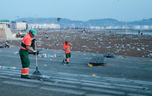 Desde las seis hasta pasadas las doce de la mañana, una treintena de operarios de Emulsa trabajaron en la limpieza del arenal. 