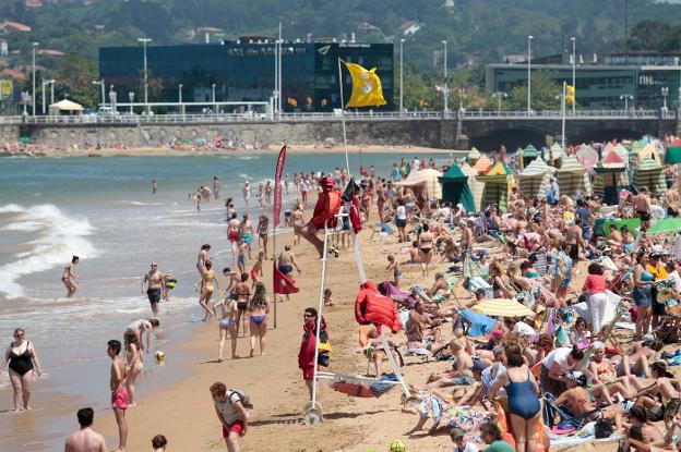 San Lorenzo. El principal arenal gijonés albergó a una multitud por segundo día consecutivo. 