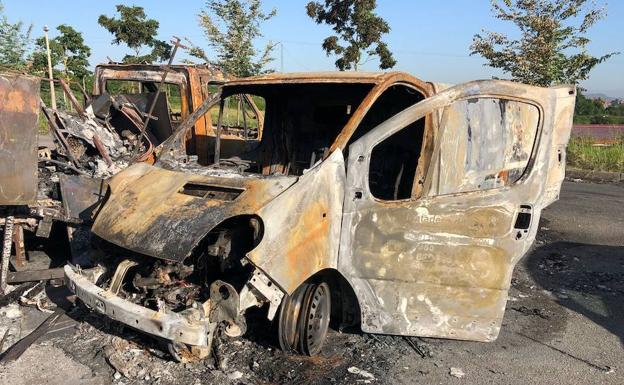 La Policía Nacional investiga el incendio que calcinó dos vehículos en Granda