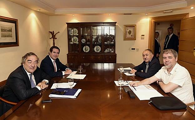 Los presidentes de CEOE y de Cepyme, Juan Rosell y Antonio Garamendi, y los secretarios generales de UGT y CC OO, Pepe Álvarez y Unai Sordo.