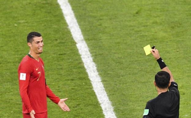 Cristiano Ronaldo viendo tarjeta amarilla