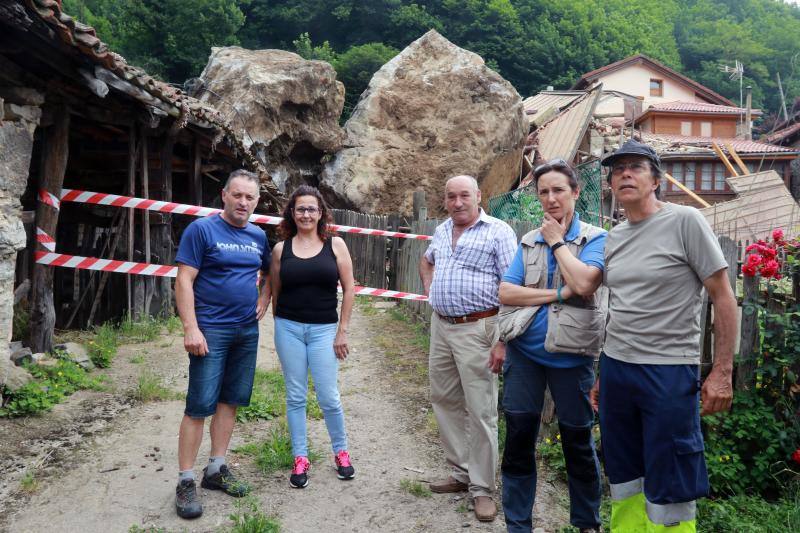 Fotos: Un argayo de grandes dimensiones obliga a desalojar La Cortina, en Lena