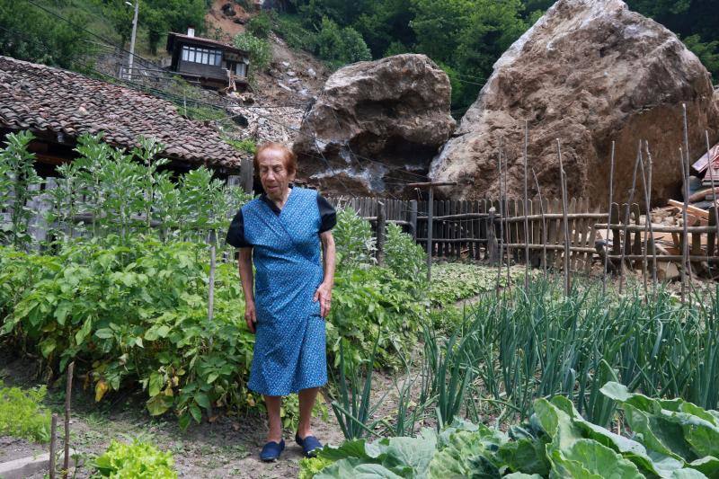 Fotos: Un argayo de grandes dimensiones obliga a desalojar La Cortina, en Lena