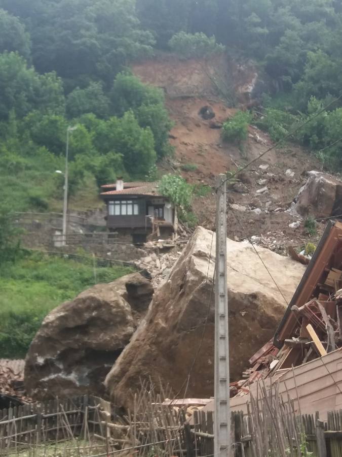 Fotos: Un argayo de grandes dimensiones obliga a desalojar La Cortina, en Lena