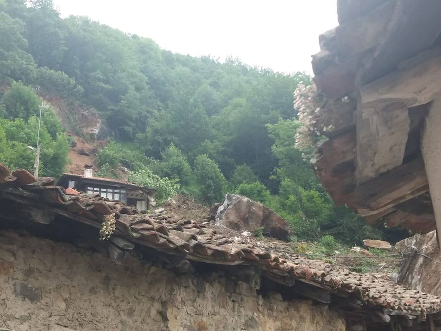 Fotos: Un argayo de grandes dimensiones obliga a desalojar La Cortina, en Lena