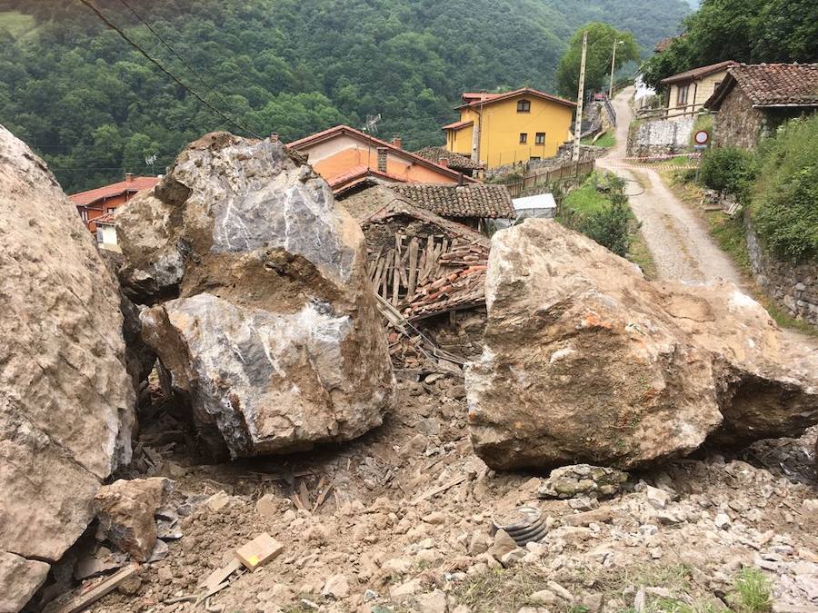 Fotos: Un argayo de grandes dimensiones obliga a desalojar La Cortina, en Lena