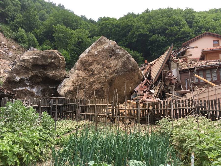 Fotos: Un argayo de grandes dimensiones obliga a desalojar La Cortina, en Lena