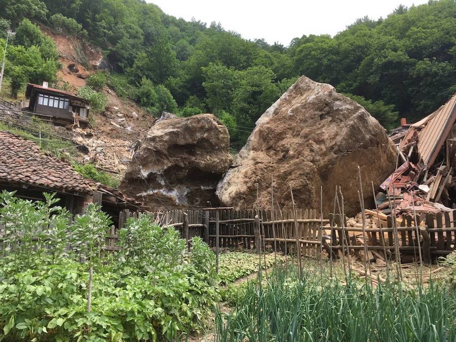 Fotos: Un argayo de grandes dimensiones obliga a desalojar La Cortina, en Lena