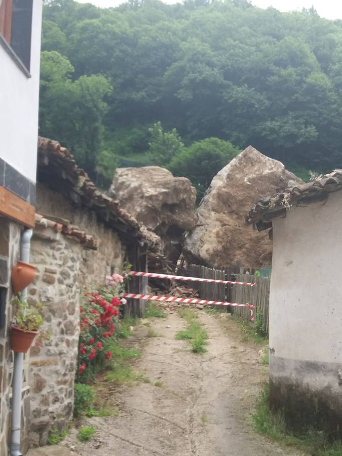 Fotos: Un argayo de grandes dimensiones obliga a desalojar La Cortina, en Lena