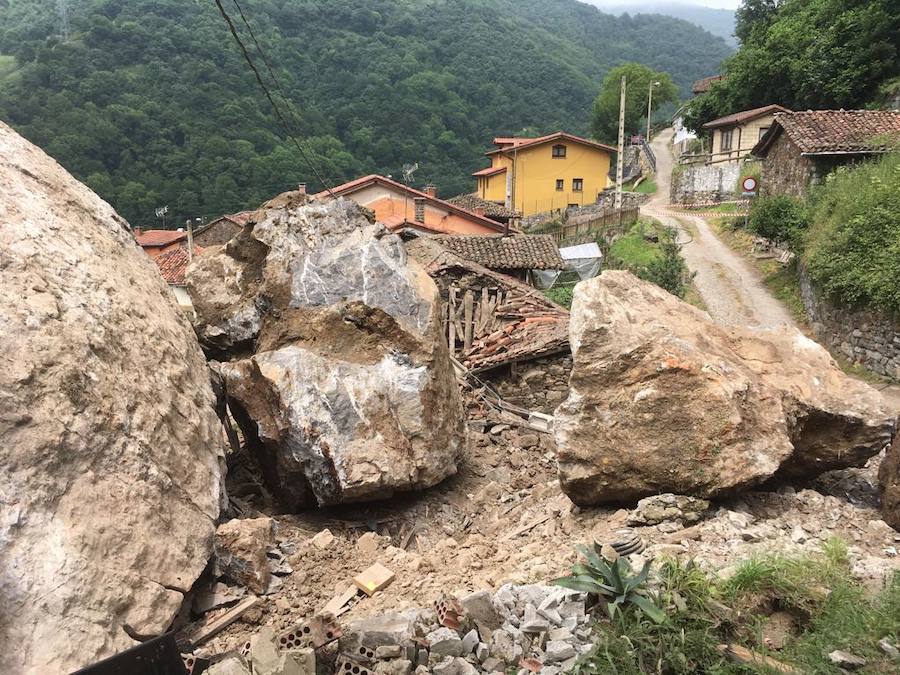 Fotos: Un argayo de grandes dimensiones obliga a desalojar La Cortina, en Lena