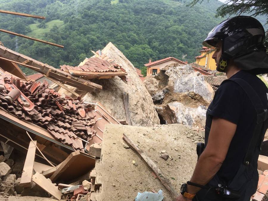 Fotos: Un argayo de grandes dimensiones obliga a desalojar La Cortina, en Lena