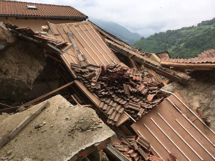 Fotos: Un argayo de grandes dimensiones obliga a desalojar La Cortina, en Lena